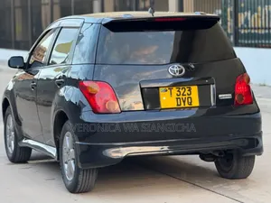 Toyota IST 2003
