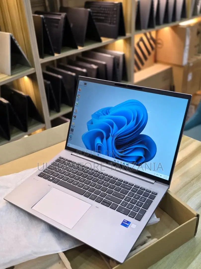 New Laptop HP ZBook Firefly 16 G10 16GB Intel Core i7 SSD 512GB