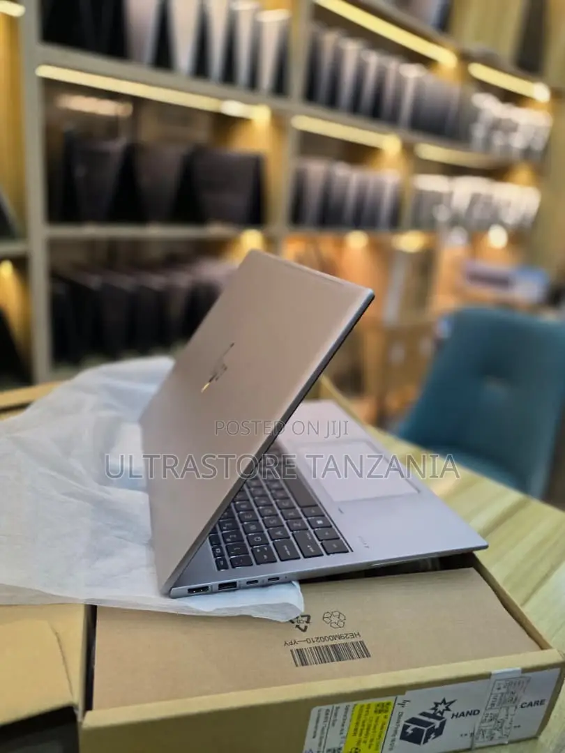 New Laptop HP ZBook Firefly 16 G10 16GB Intel Core i7 SSD 512GB