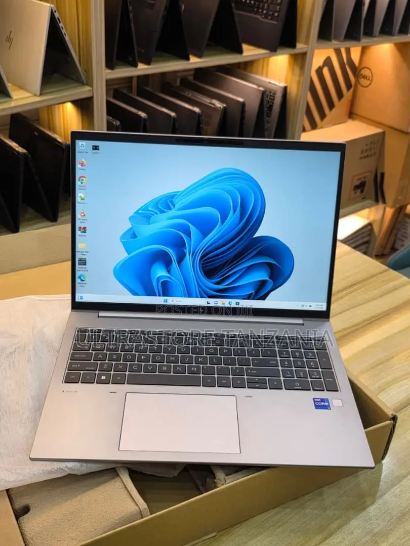 New Laptop HP ZBook Firefly 16 G10 16GB Intel Core i7 SSD 512GB