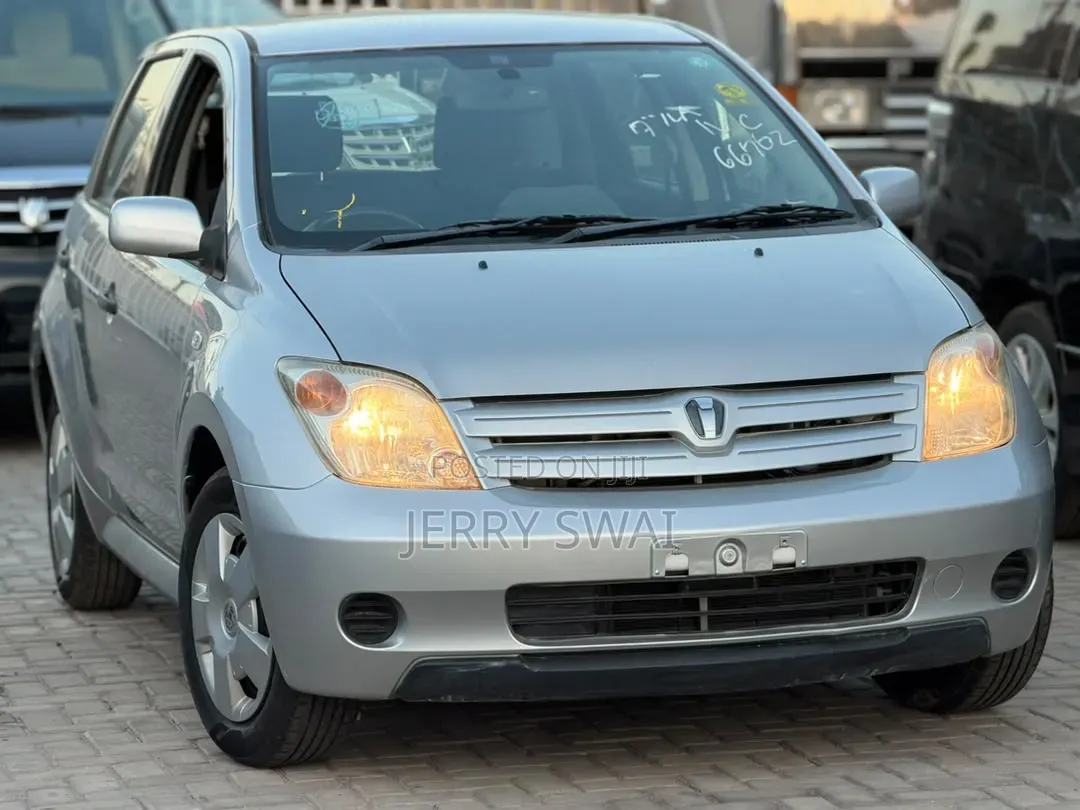 Toyota IST 2004 Silver