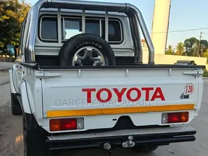 Toyota Land Cruiser 2015 White