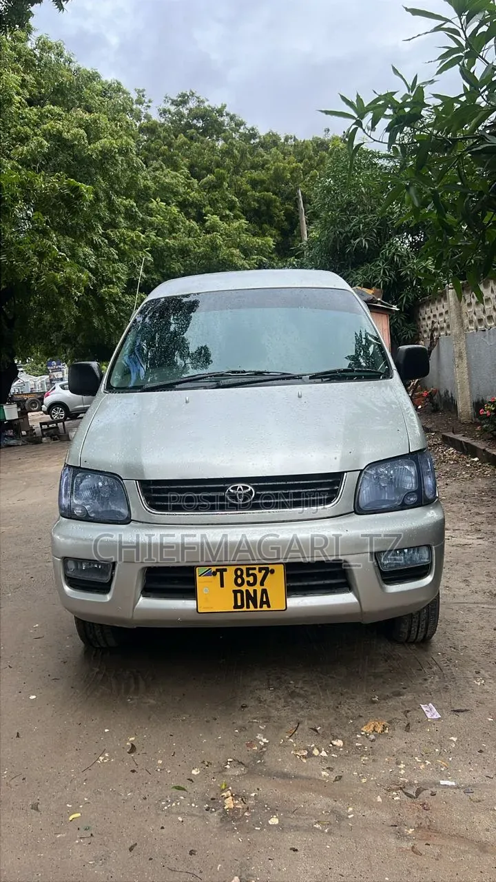 Toyota Noah 2005 Silver