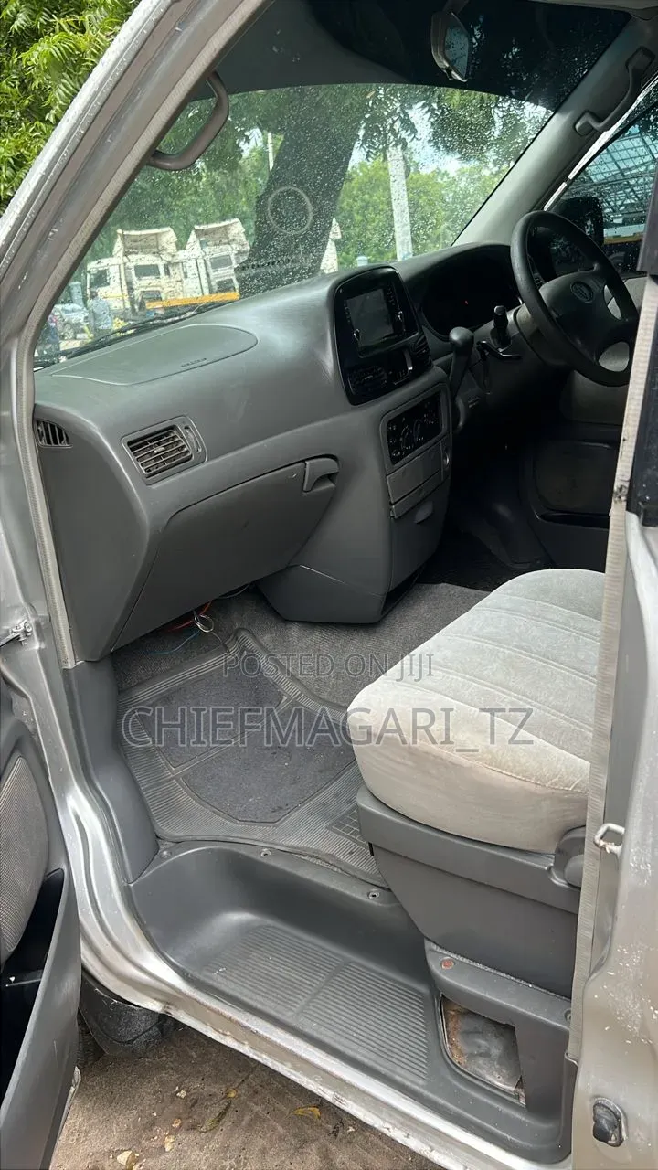 Toyota Noah 2005 Silver