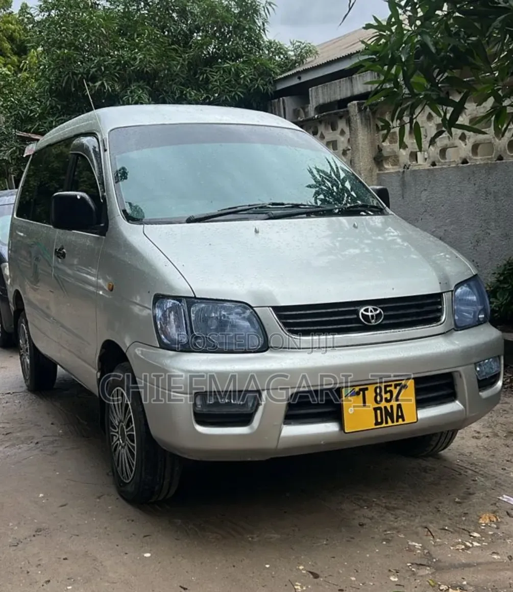 Toyota Noah 2005 Silver