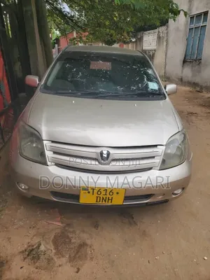Toyota IST 2004 Gold