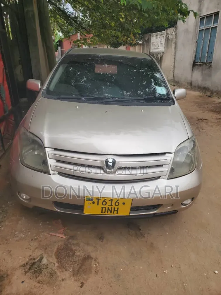 Toyota IST 2004 Gold