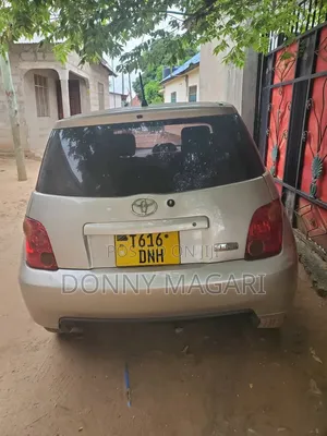 Toyota IST 2004 Gold