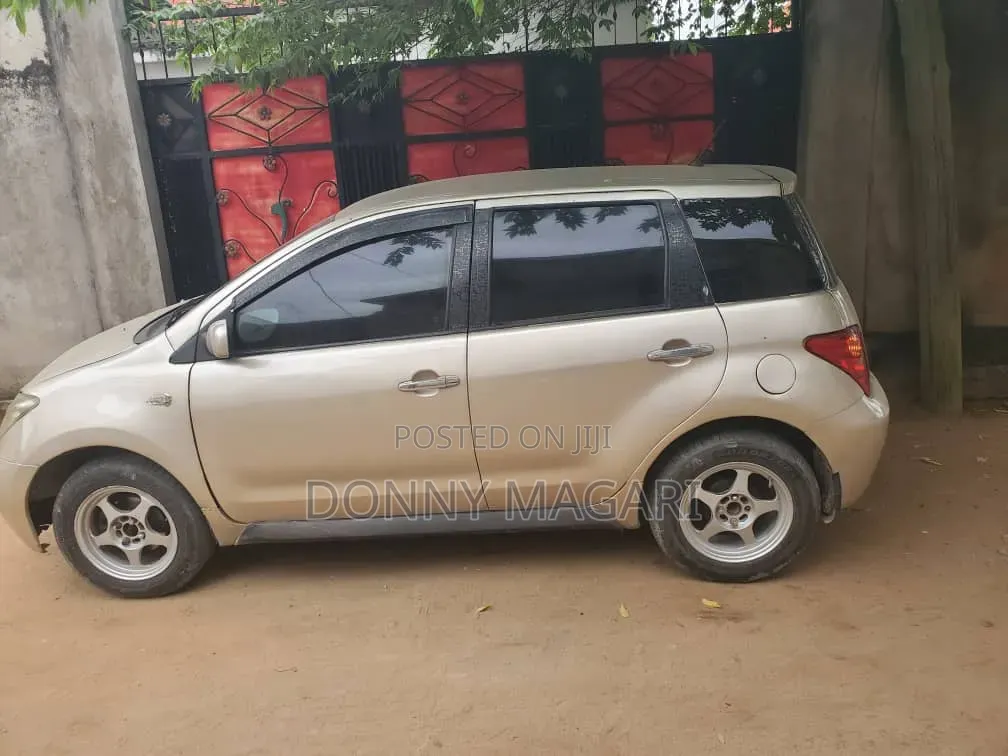 Toyota IST 2004 Gold