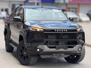 New Toyota Hilux 2025 Black