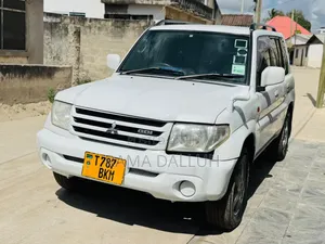 Mitsubishi Pajero 2000 White
