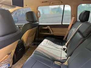 Toyota Land Cruiser 2011