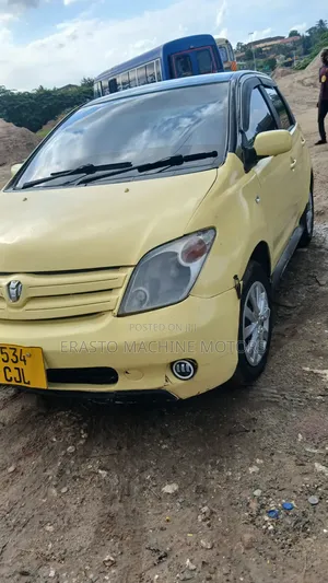 Toyota IST 2004 Yellow