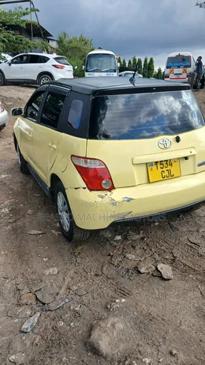 Toyota IST 2004 Yellow