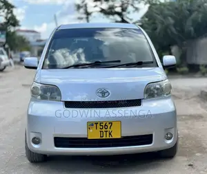 Toyota Porte 2005 Silver