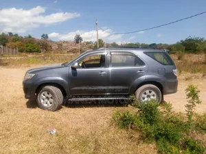 Toyota Fortuner 2005 Gray