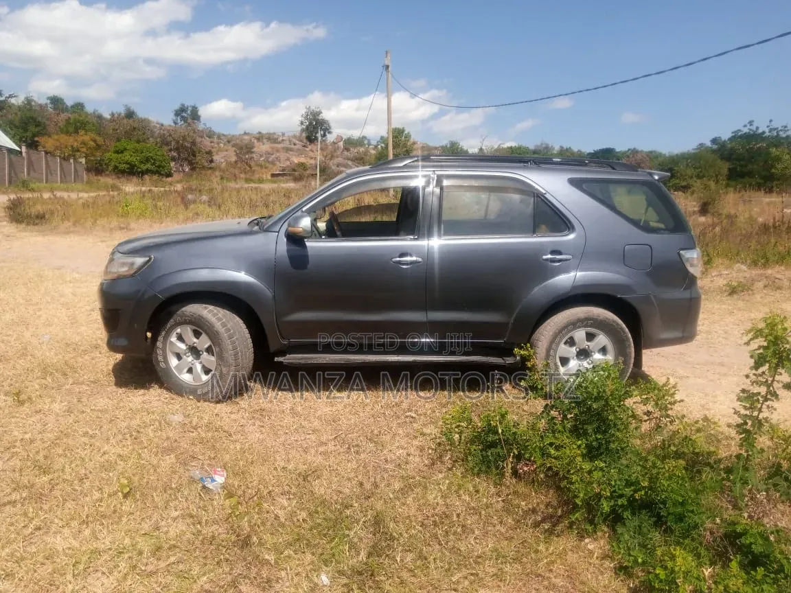 Toyota Fortuner 2005 Gray