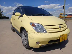 Toyota IST 2005 Yellow