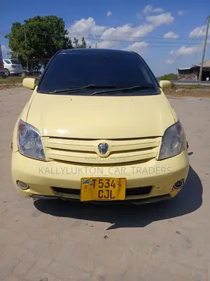Toyota IST 2005 Yellow