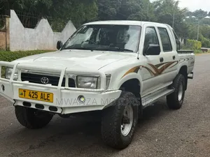 Toyota Hilux 2000 Off white