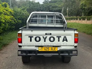 Toyota Hilux 2000 Off white