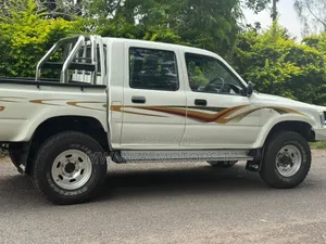 Toyota Hilux 2000 Off white