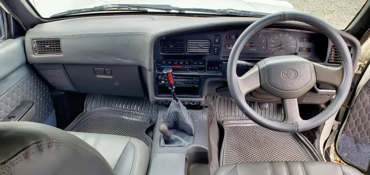 Toyota Hilux 2000 Off white