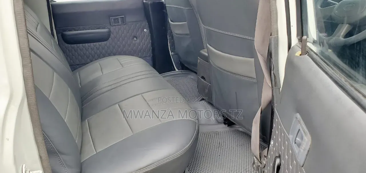 Toyota Hilux 2000 Off white