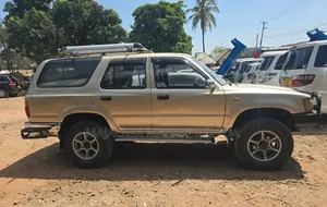 Toyota Hilux Surf 2002 Gold