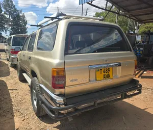 Toyota Hilux Surf 2002 Gold