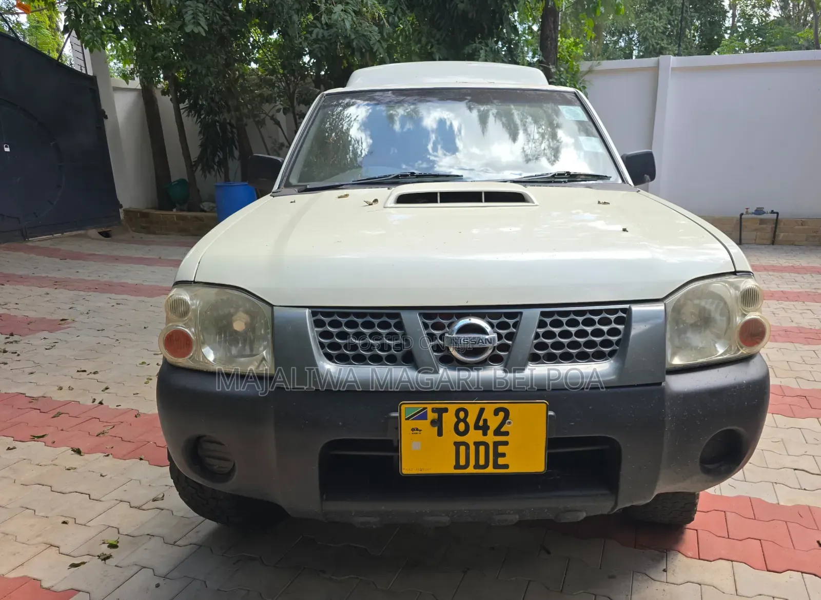 Nissan Hardbody 2011 White