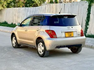 Toyota IST 2004 Gold