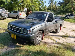 Toyota Hilux 2003 Burgundy
