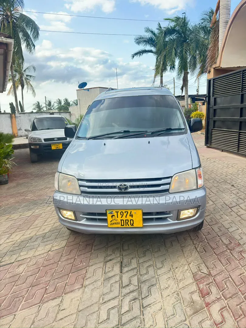 Toyota Noah 2001 Silver