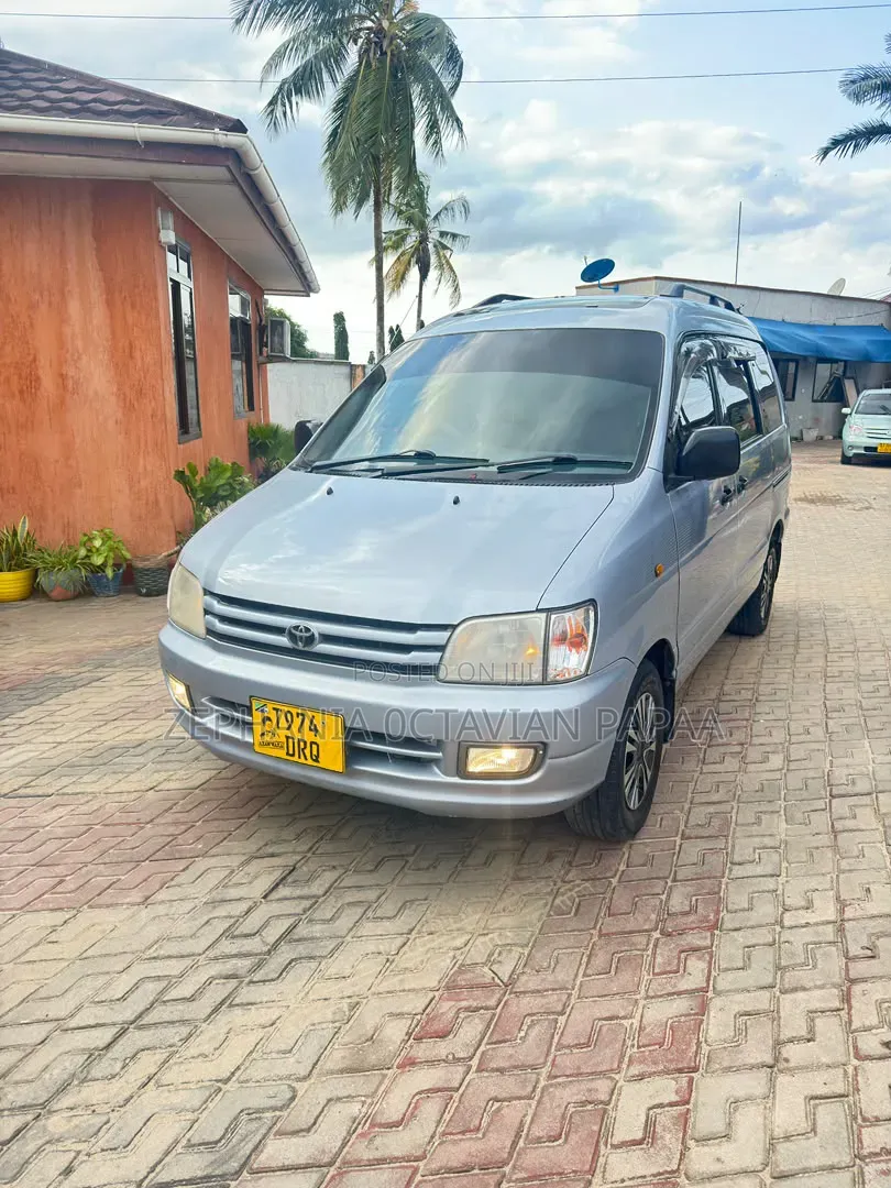 Toyota Noah 2001 Silver
