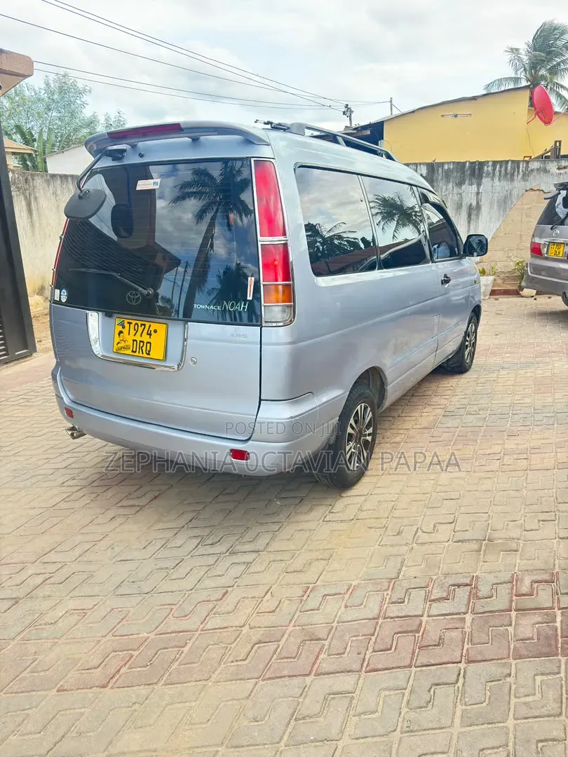 Toyota Noah 2001 Silver