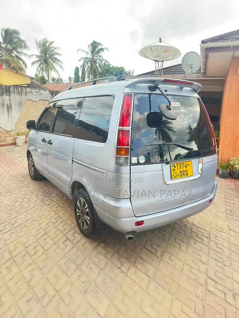 Toyota Noah 2001 Silver