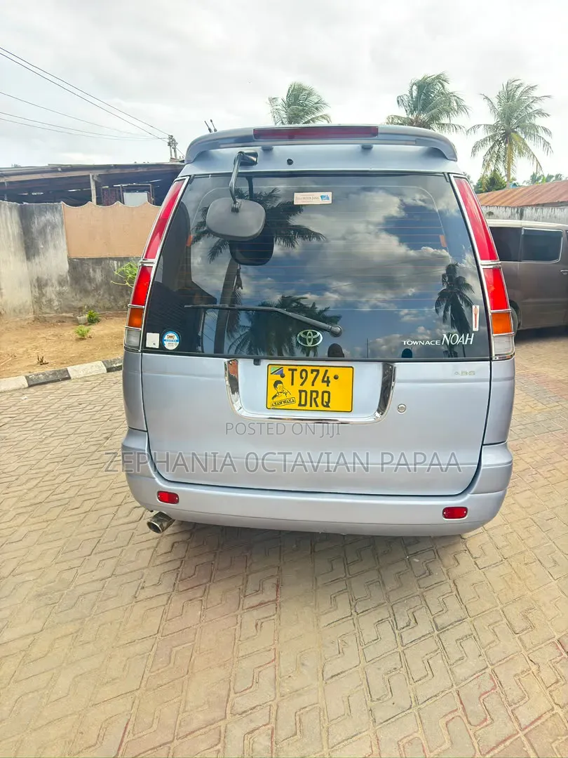 Toyota Noah 2001 Silver