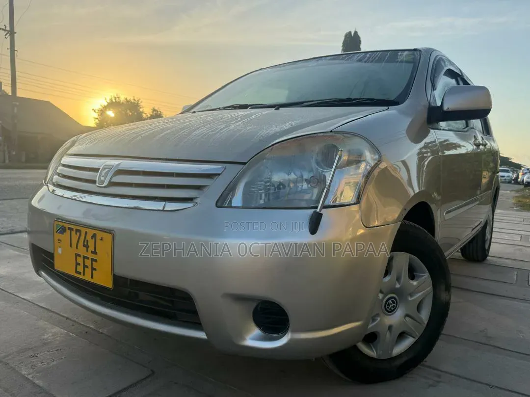 Toyota Raum 2004 Silver