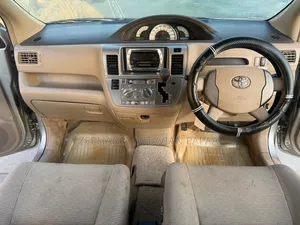 Toyota Raum 2004 Silver