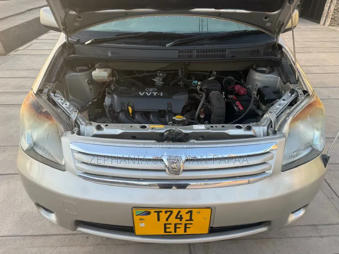Toyota Raum 2004 Silver