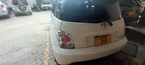 Toyota IST 2002 White