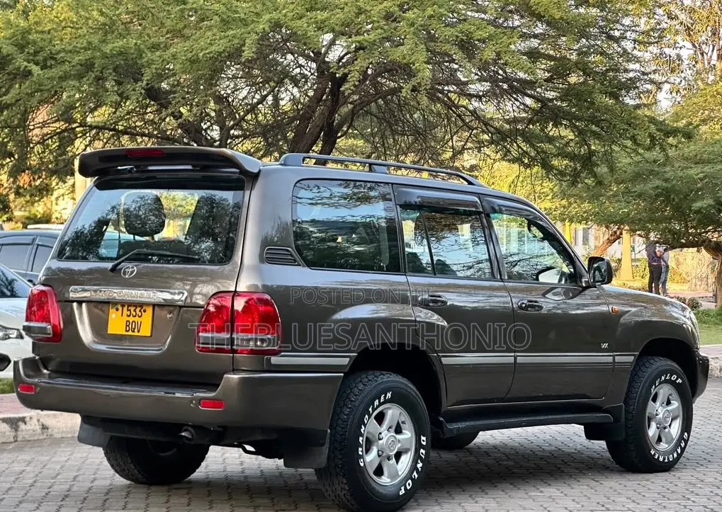 Toyota Land Cruiser 2000 Gray