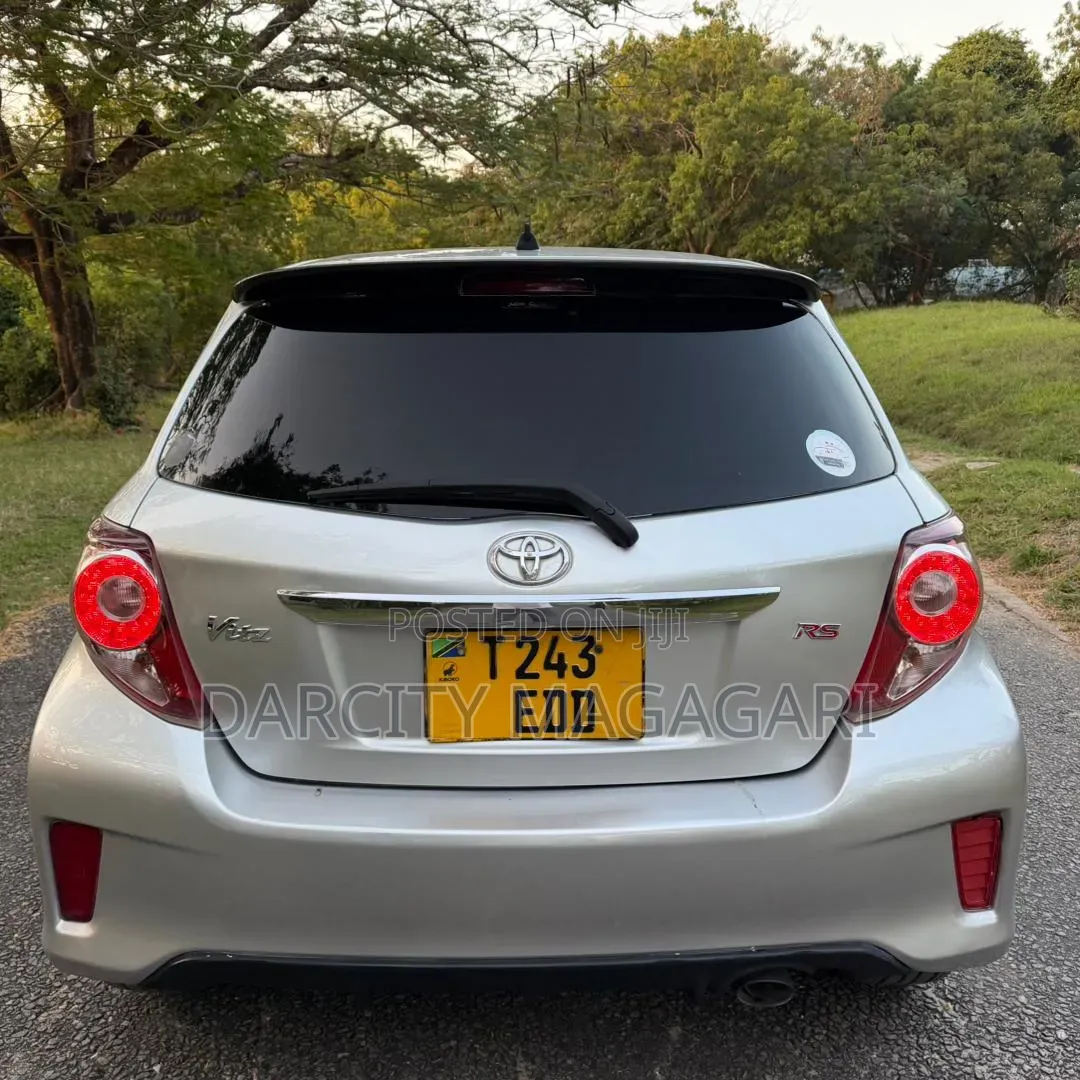 Toyota Vitz 2012 Silver