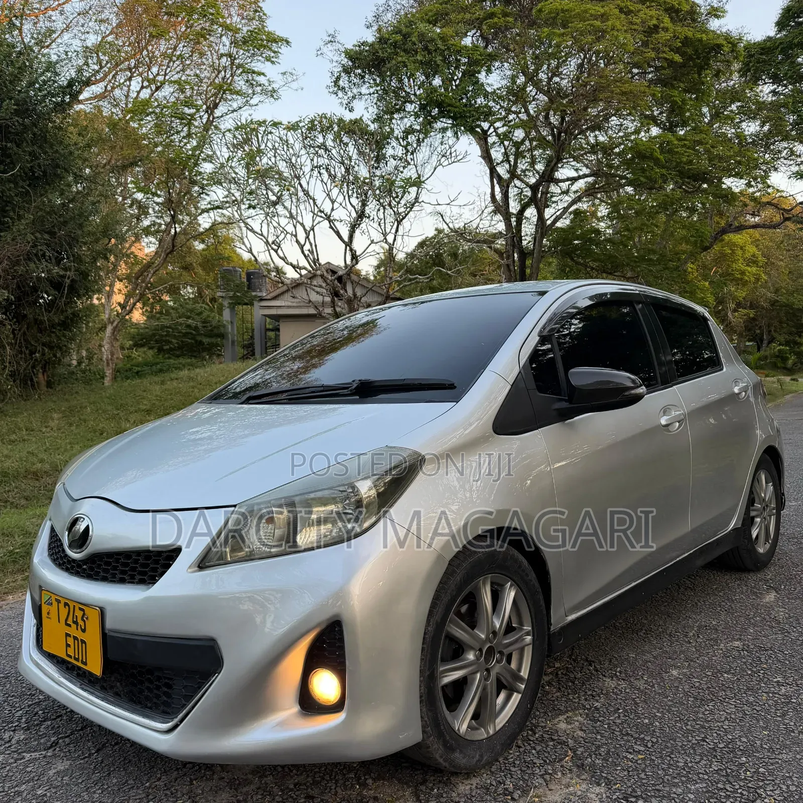 Toyota Vitz 2012 Silver