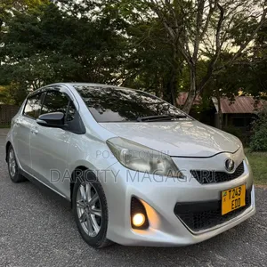 Toyota Vitz 2012 Silver