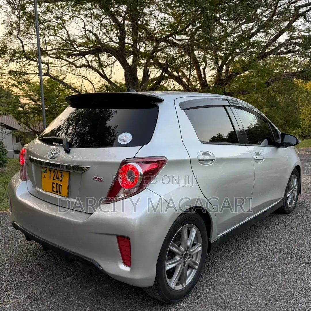 Toyota Vitz 2012 Silver