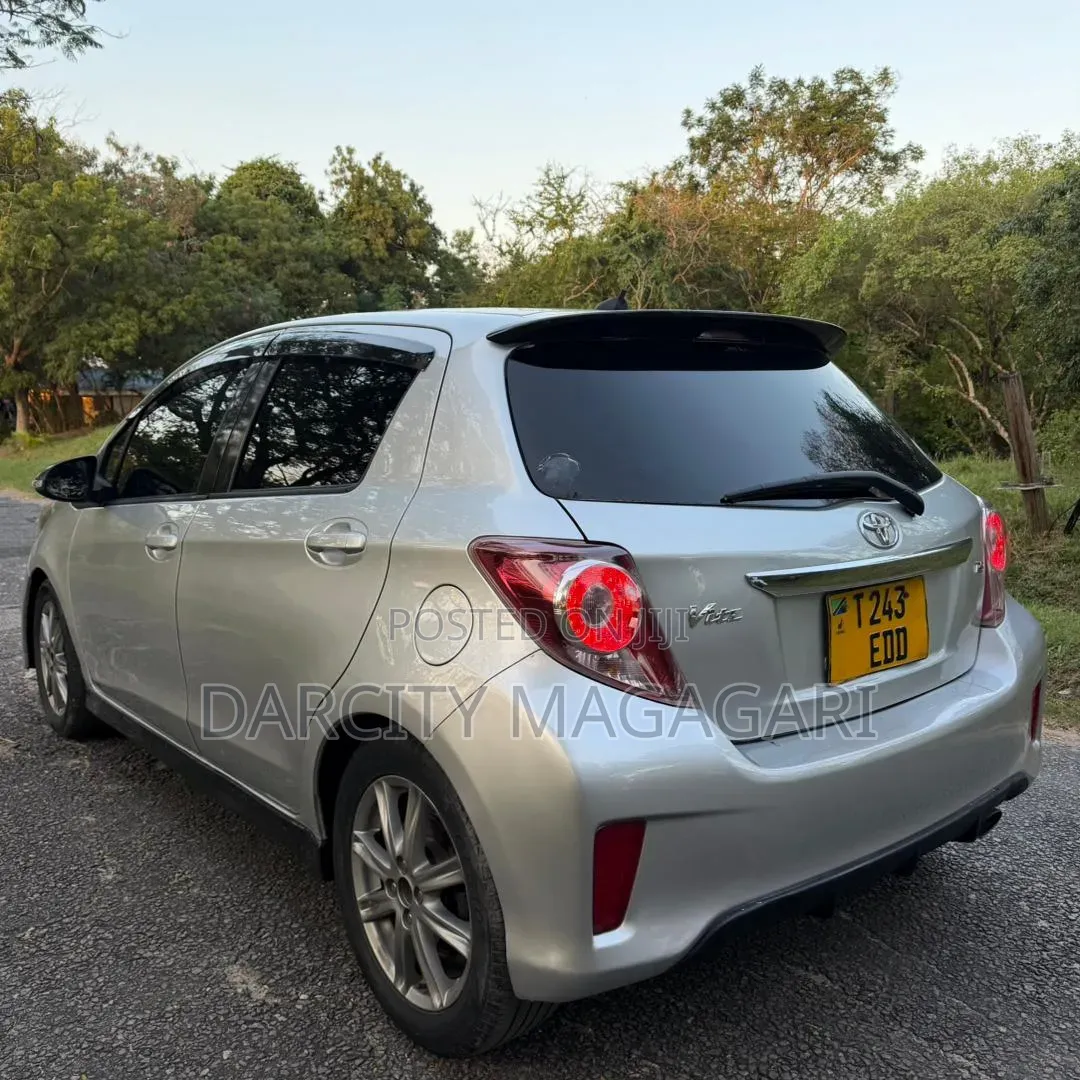 Toyota Vitz 2012 Silver