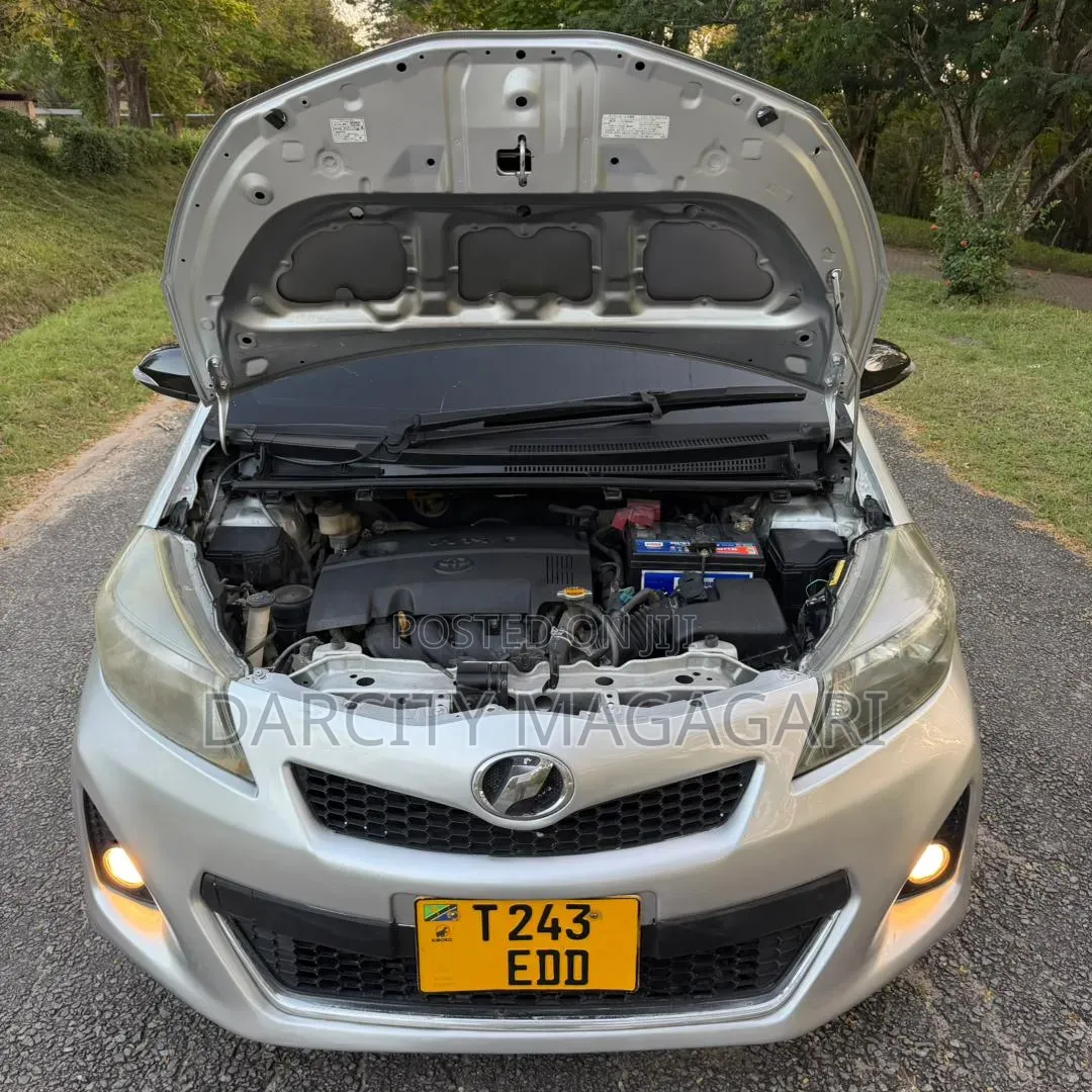Toyota Vitz 2012 Silver