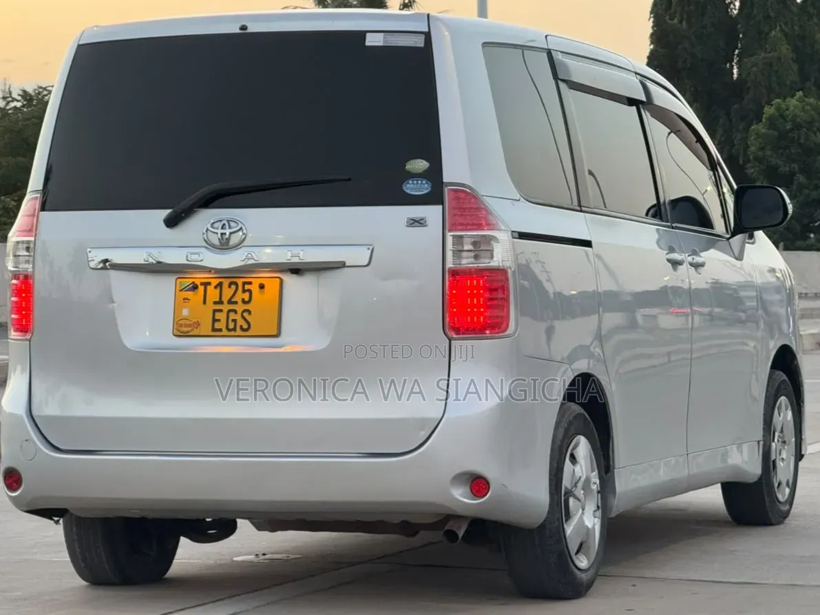 Toyota Noah 2007 Silver